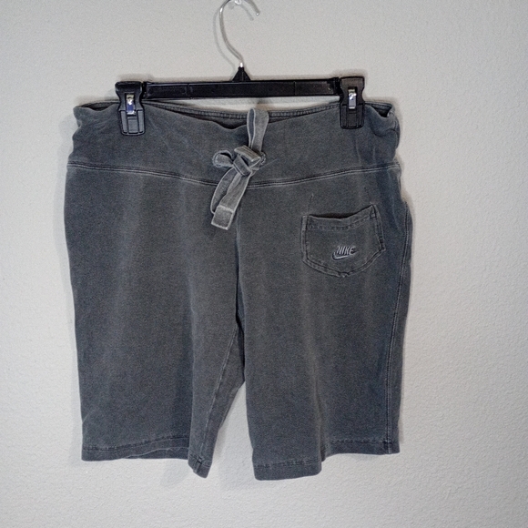 Nike low rise Bermuda sweatshorts - Picture 1 of 8